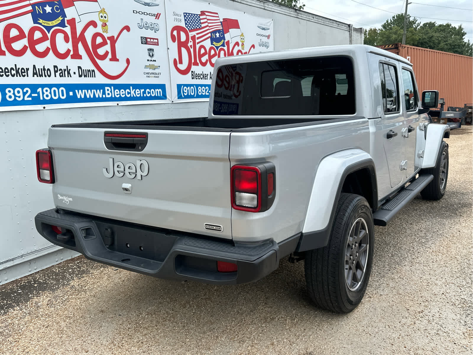 Used 2023 Jeep Gladiator Overland AWD/4WD image 3