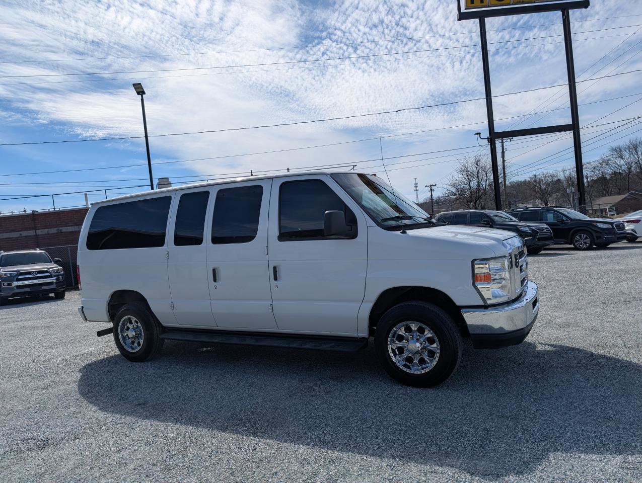 Used 2011 Ford E-350 and Econoline 350 XLT image 3