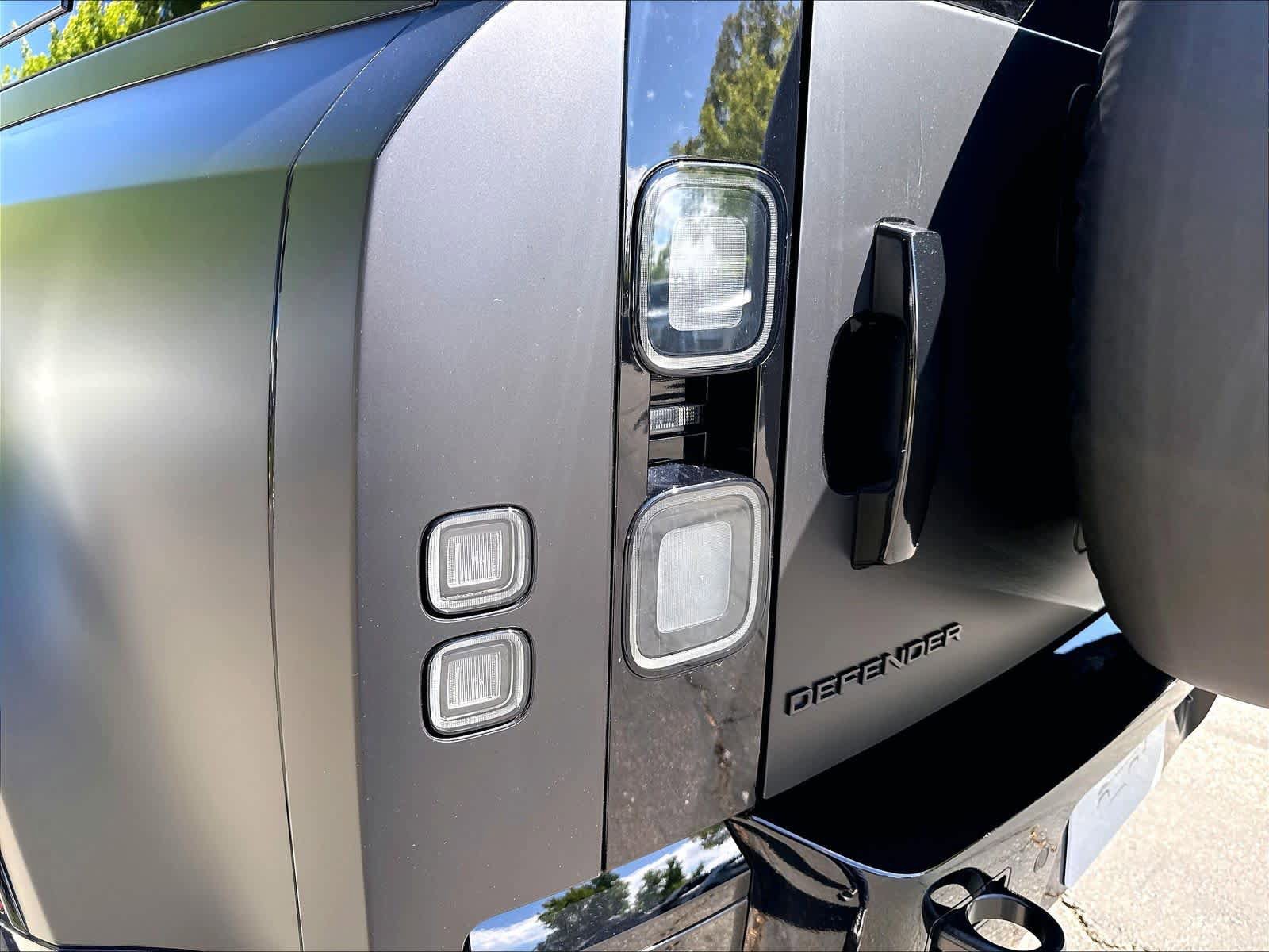 New 2026 Land Rover Defender 110 X-Dynamic SE AWD/4WD image 25