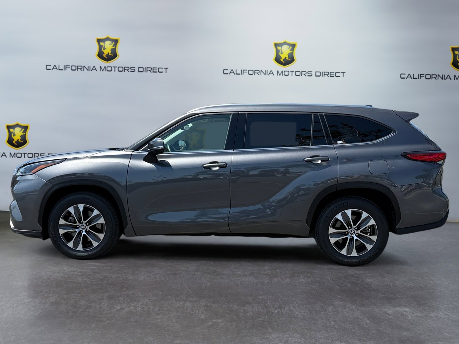 Used 2021 Toyota Highlander XLE image 2