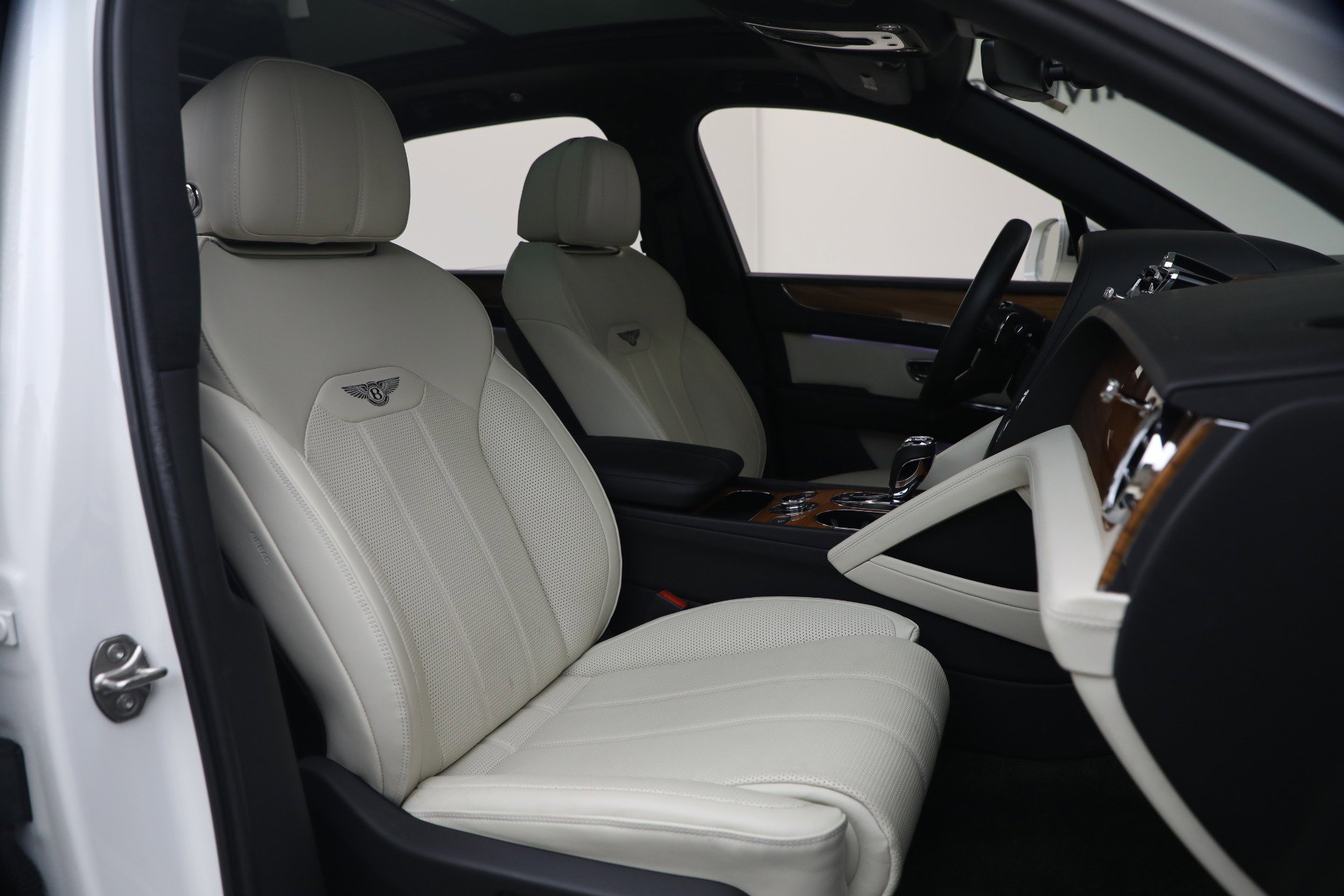 Used 2023 Bentley Bentayga image 28