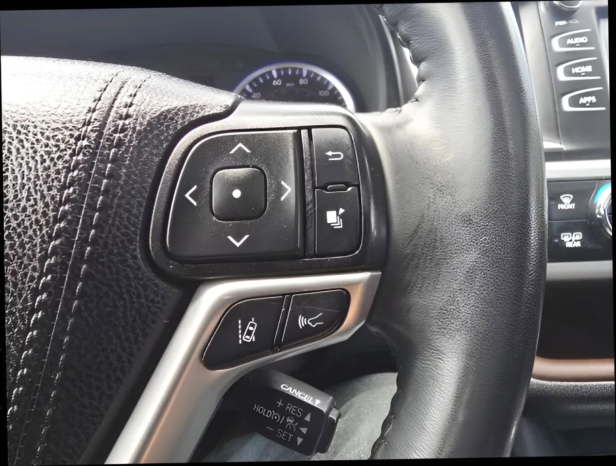 Used 2019 Toyota Highlander XLE AWD/4WD image 29