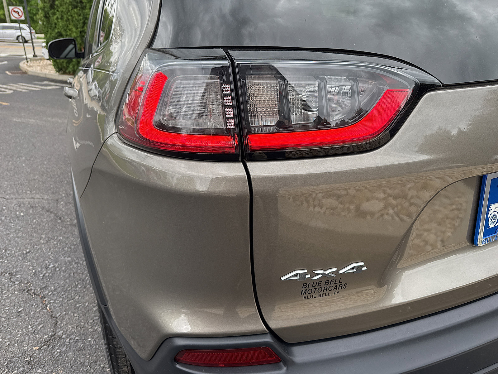 Used 2019 Jeep Cherokee Latitude w/ Cold Weather Group AWD/4WD image 21