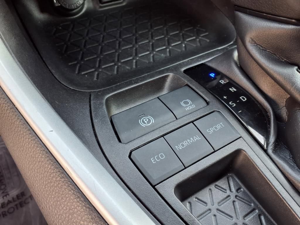 Used 2022 Toyota RAV4 XLE image 24