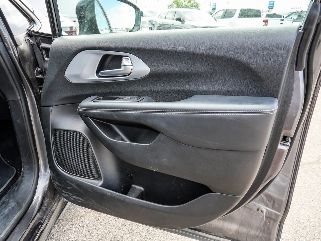Used 2021 Chrysler Pacifica Touring-L w/ S Appearance Package image 15