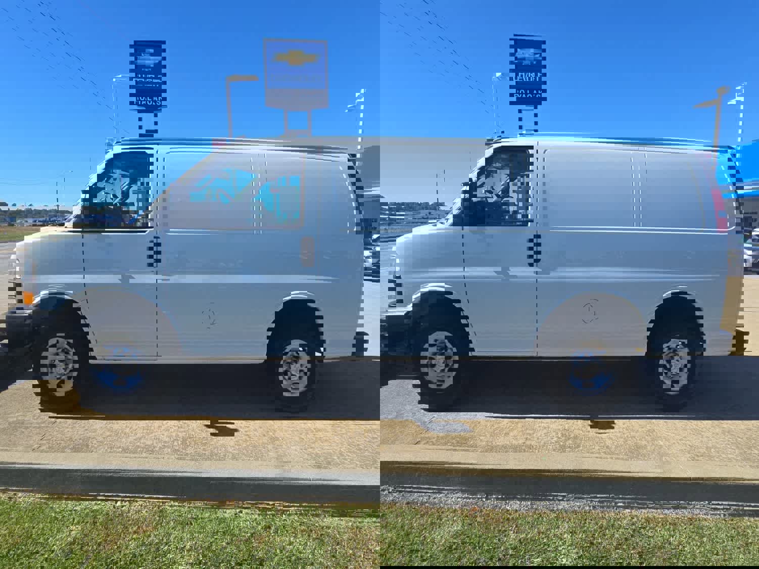 Used 2020 Chevrolet Express 2500 w/ Communications Package image 6