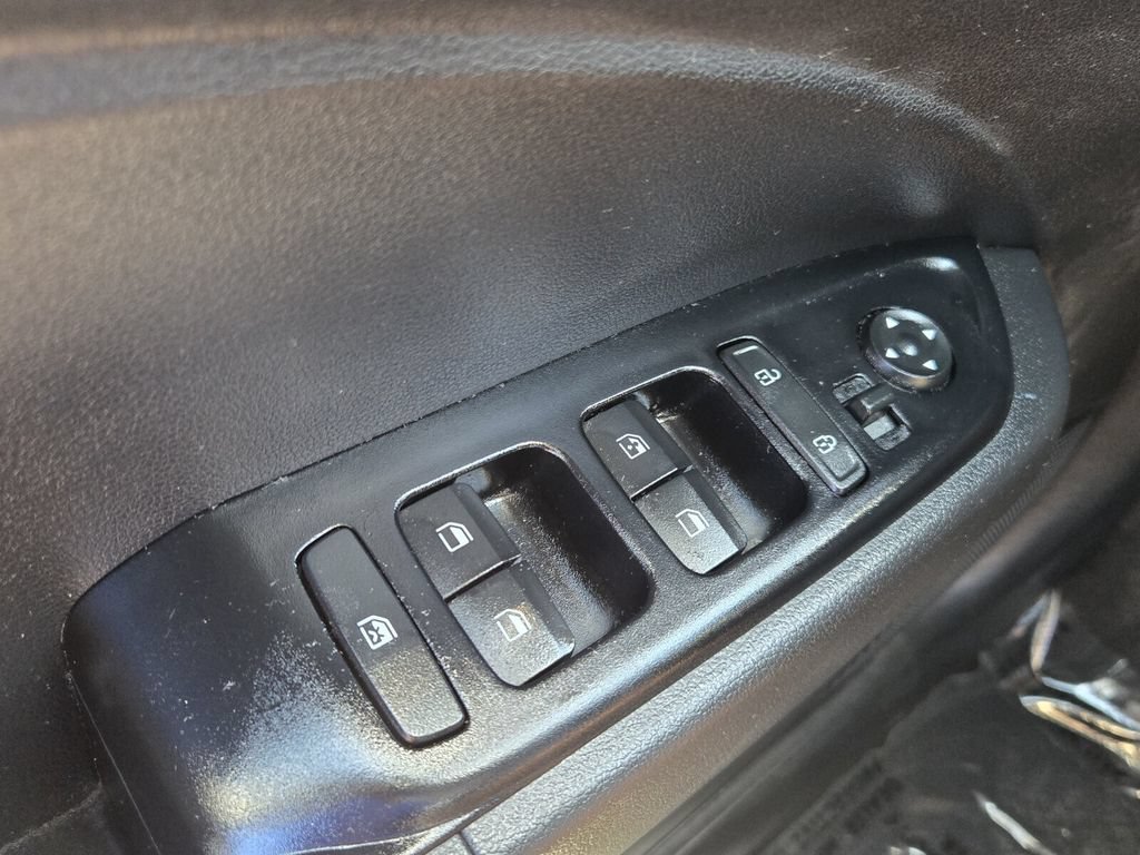 Used 2023 Hyundai Venue SEL FWD image 25
