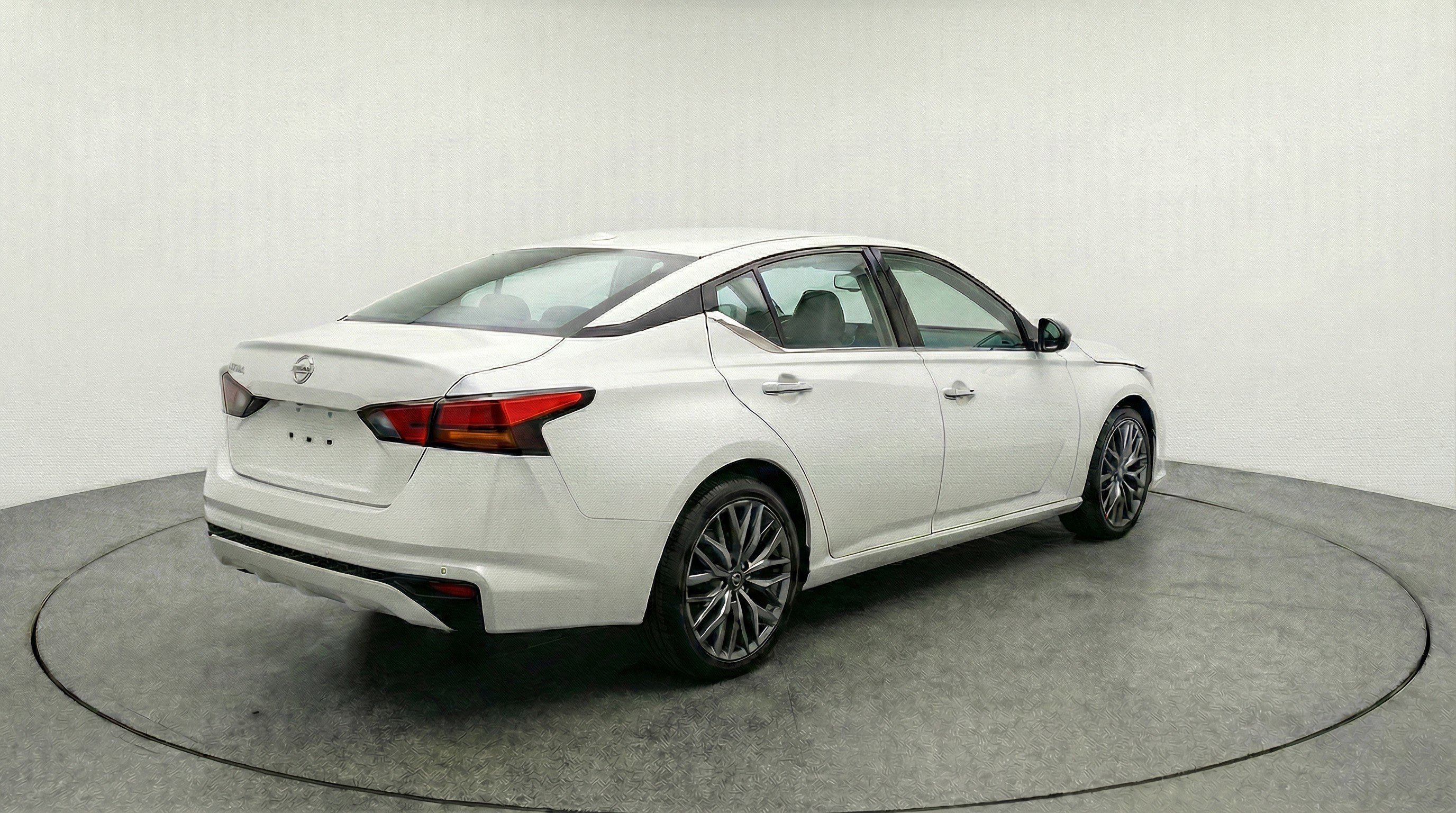 Used 2025 Nissan Altima 2.5 SV FWD image 9