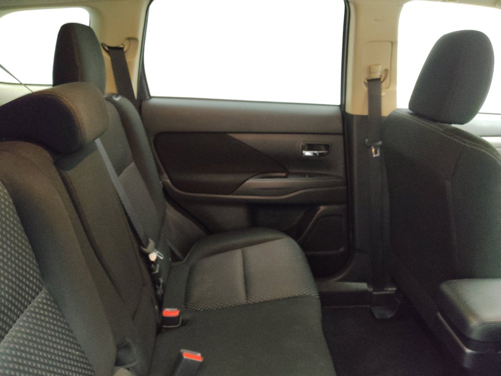Used 2016 Mitsubishi Outlander SE image 19