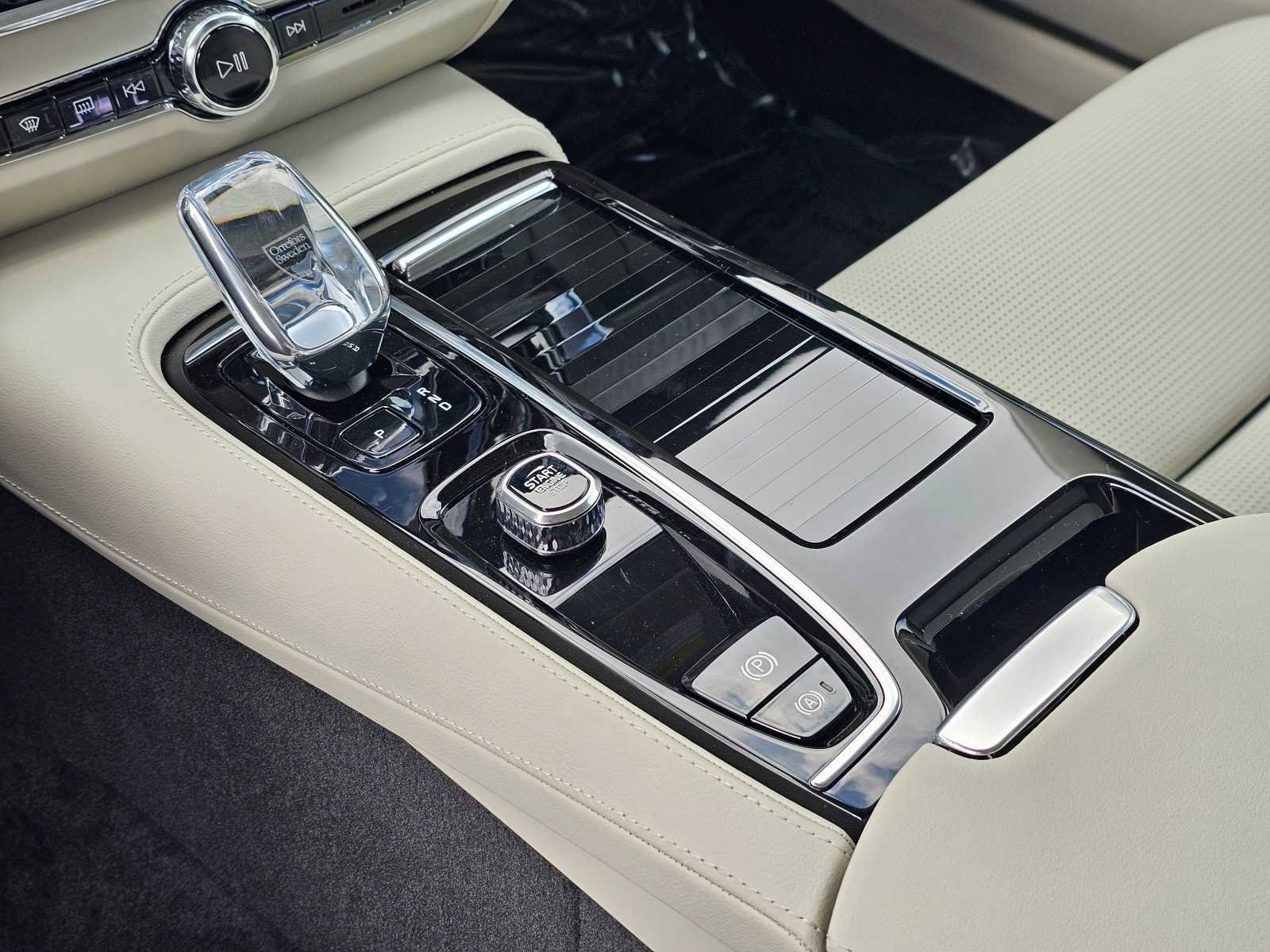 Used 2024 Volvo S90 T8 Ultimate image 32