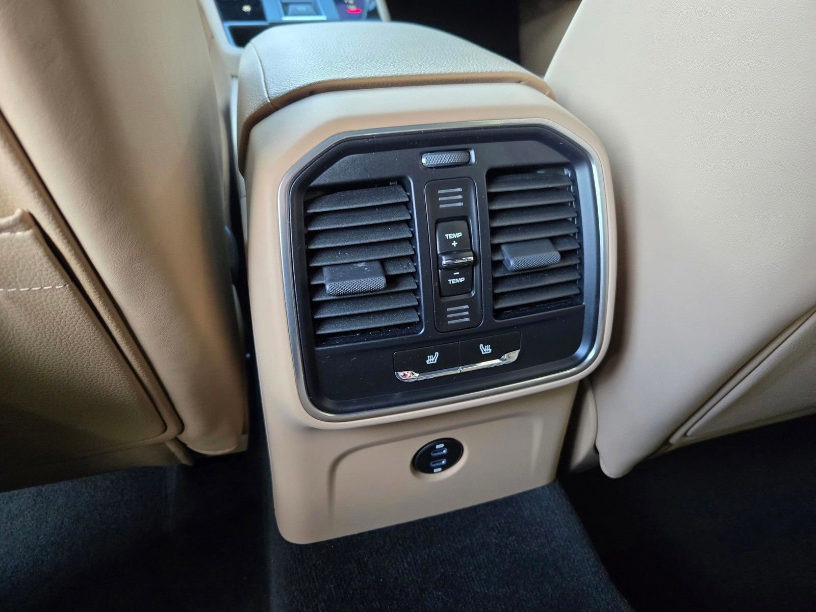 Used 2025 Porsche Macan AWD/4WD image 18