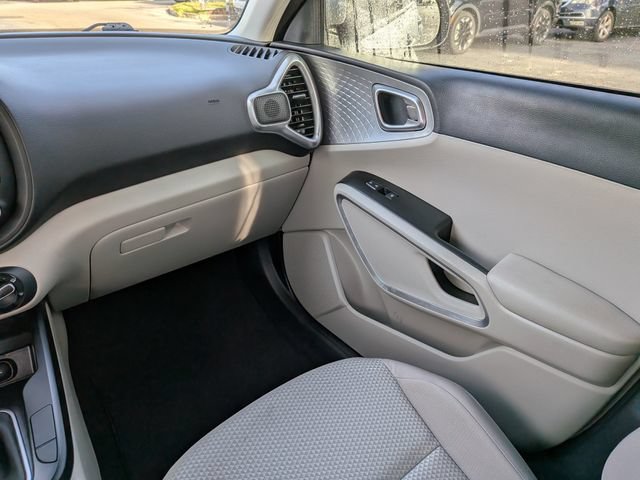 Certified 2025 Kia Soul LX w/ LX Technology Package FWD image 17