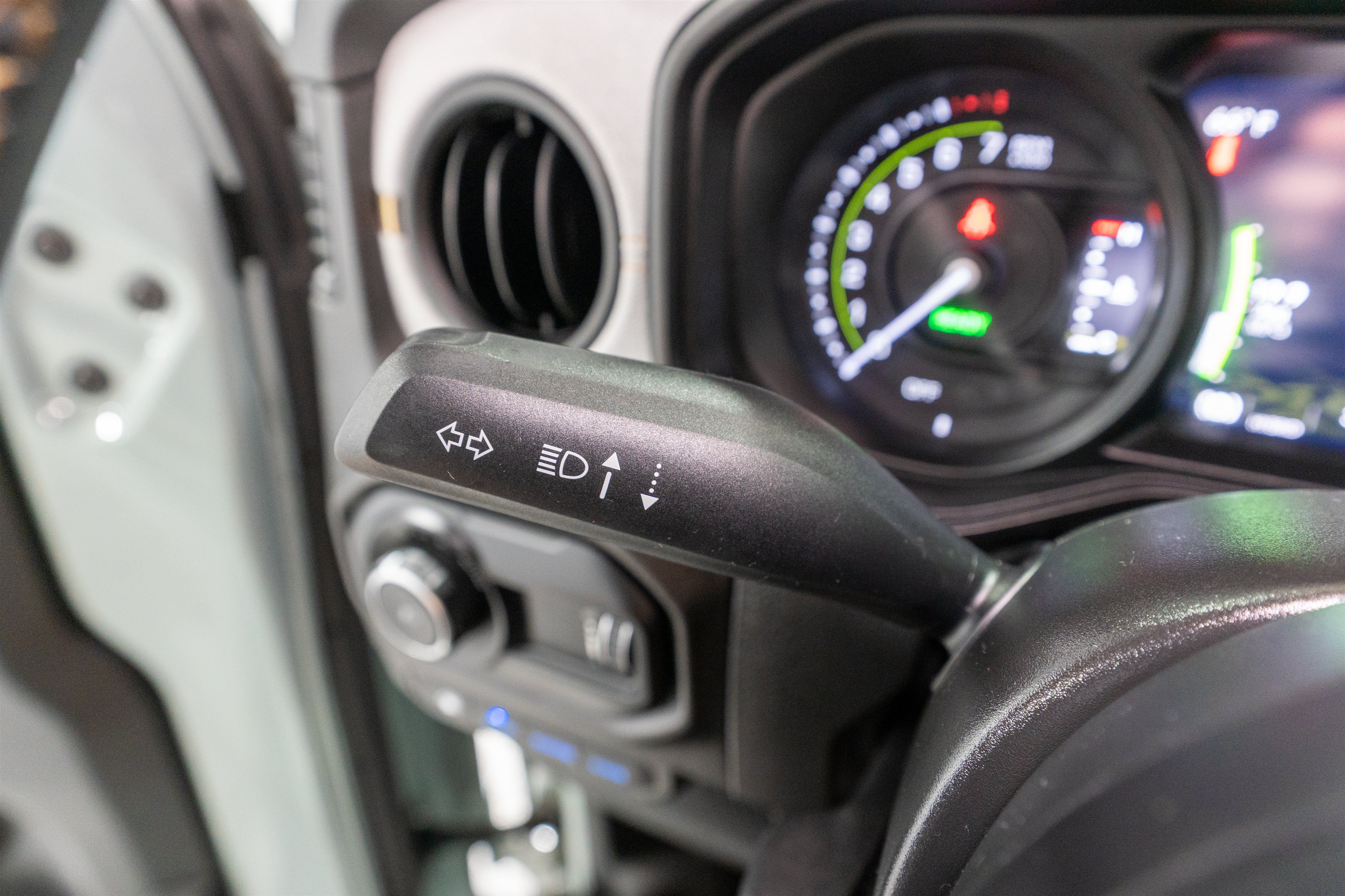 Used 2024 Jeep Wrangler Unlimited w/ Convenience Group AWD/4WD image 28