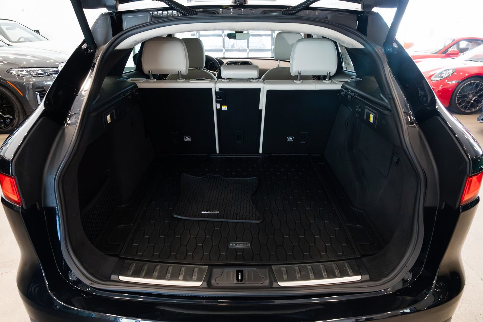 Used 2019 Jaguar F-PACE Prestige AWD/4WD image 7