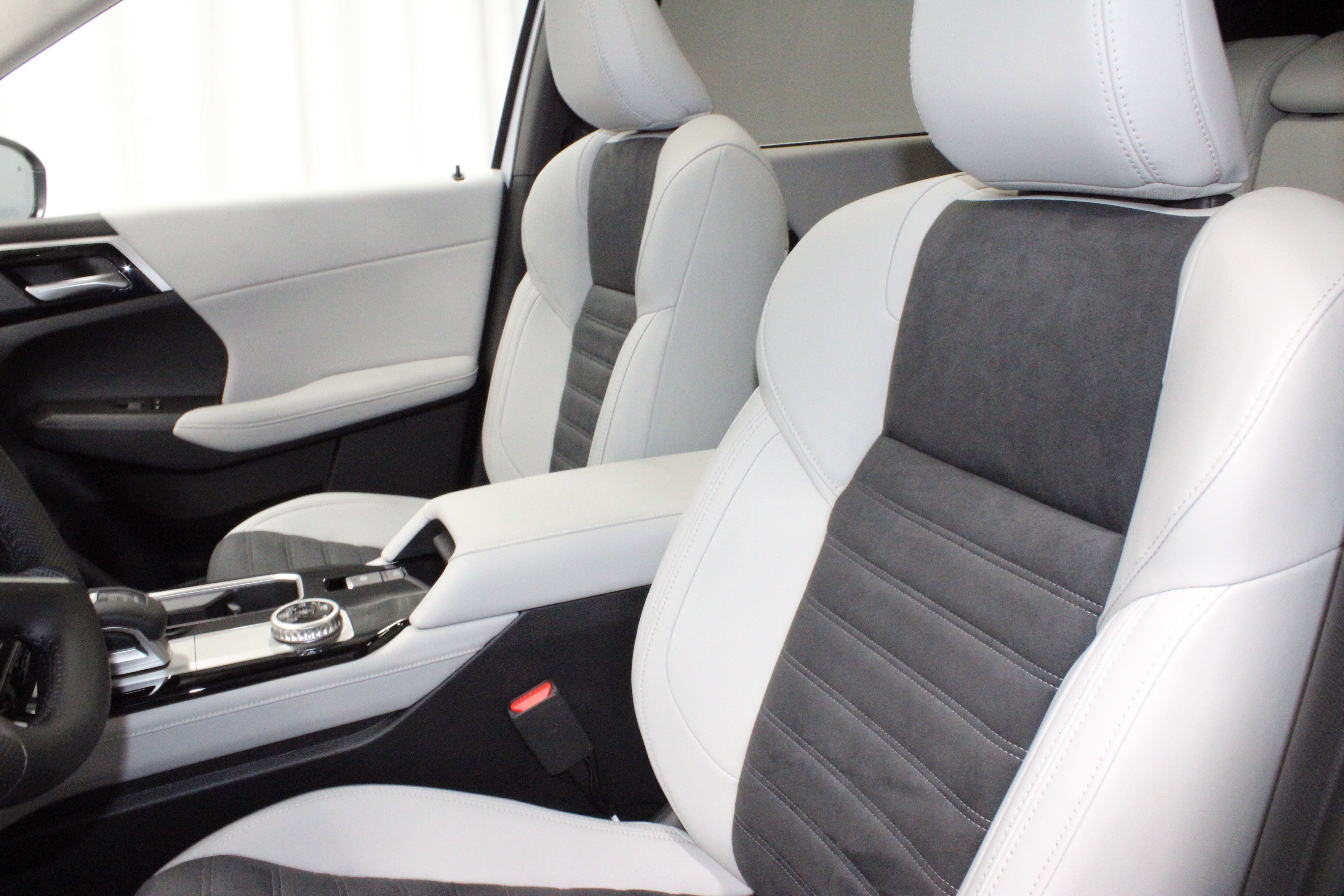 New 2025 Mitsubishi Outlander SE image 18
