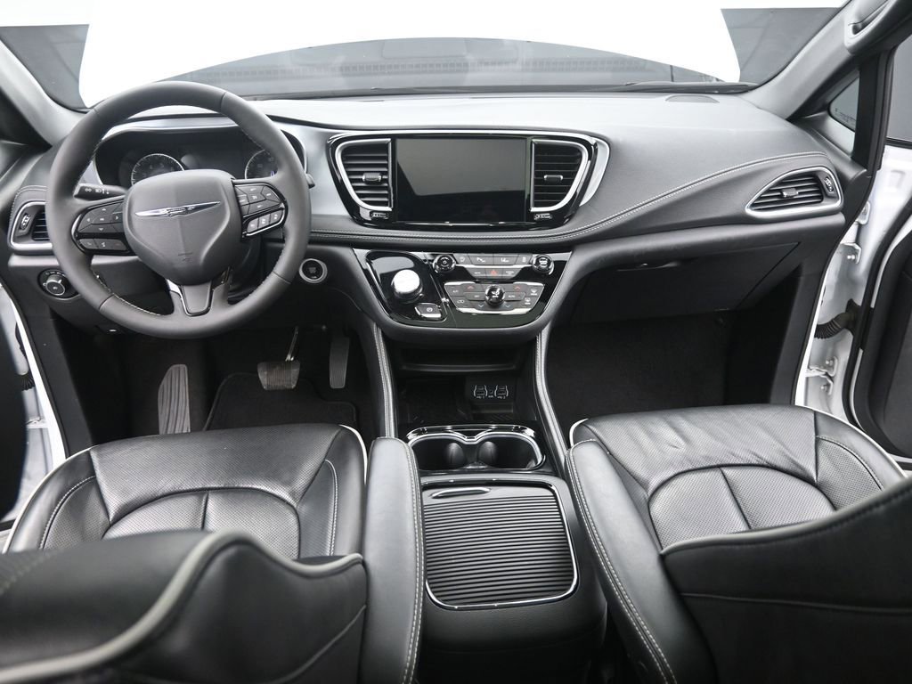 Used 2025 Chrysler Pacifica Limited image 23