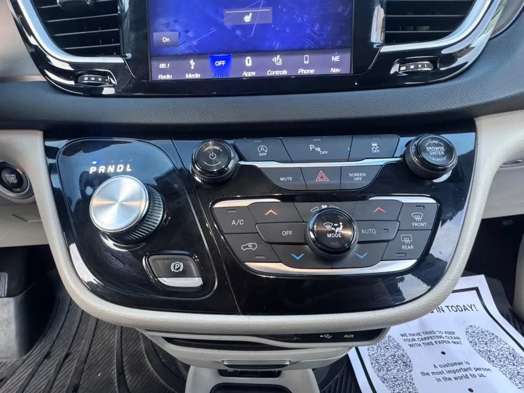 Used 2018 Chrysler Pacifica Touring-L FWD image 12