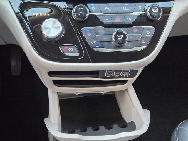 Used 2024 Chrysler Pacifica Touring-L FWD image 19