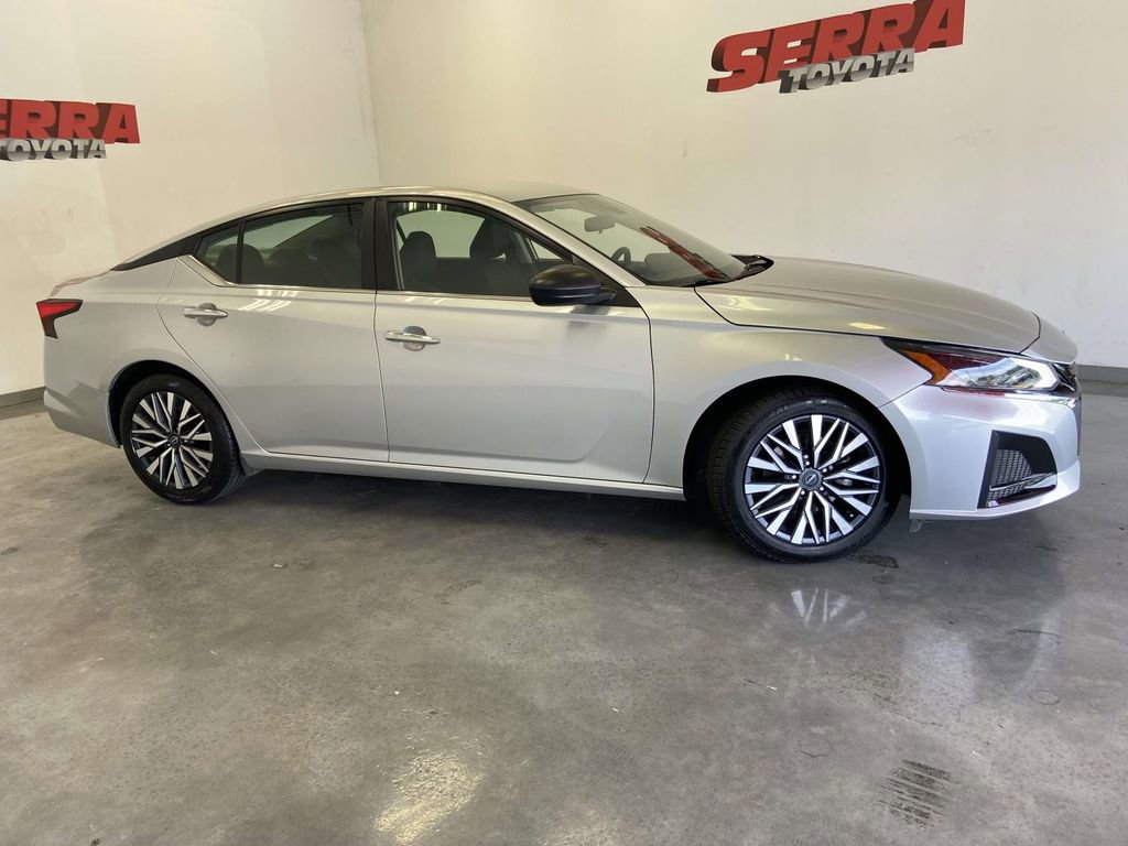 Used 2024 Nissan Altima 2.5 SV FWD image 2
