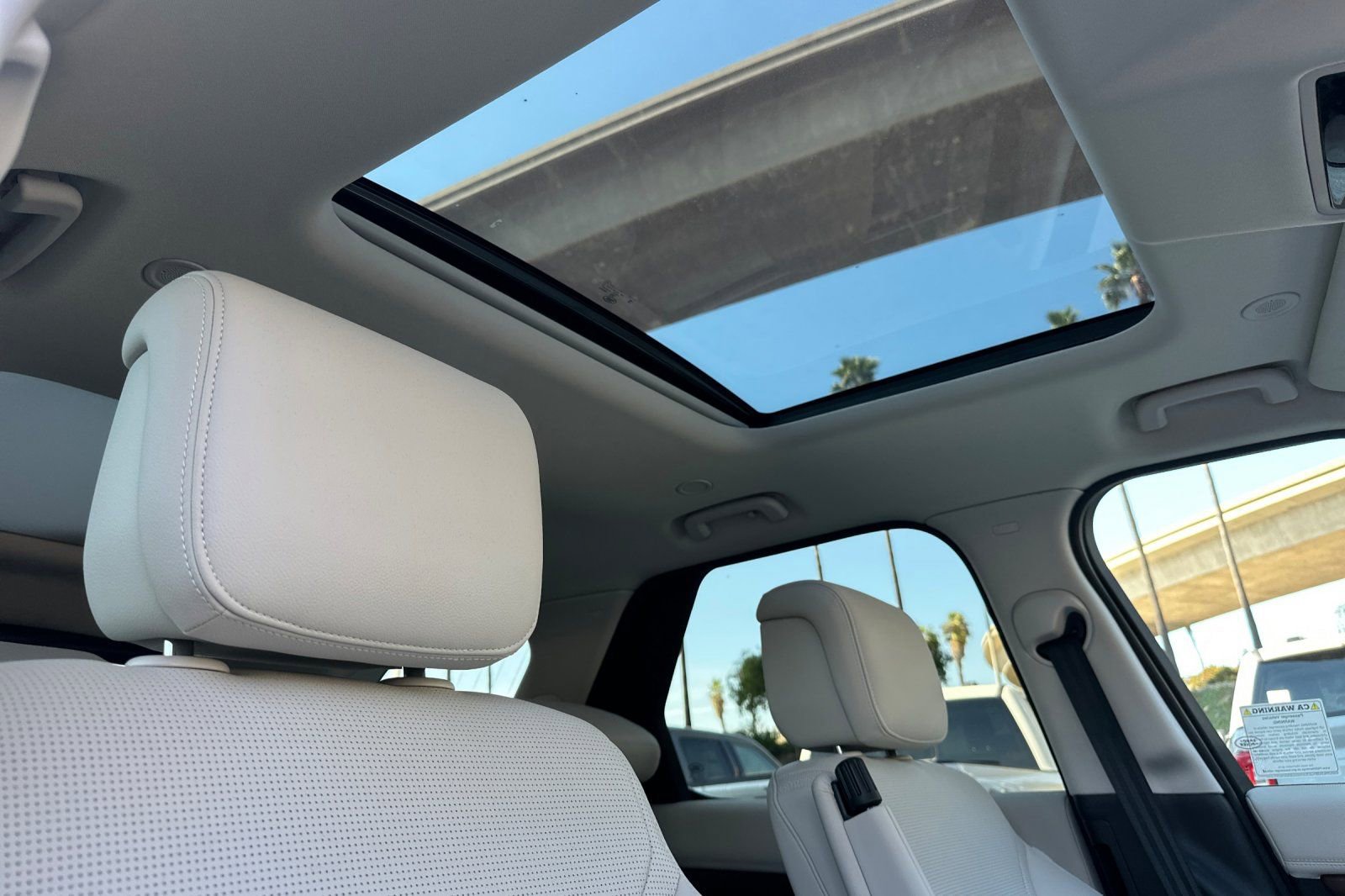 Used 2025 Land Rover Discovery Dynamic SE image 16