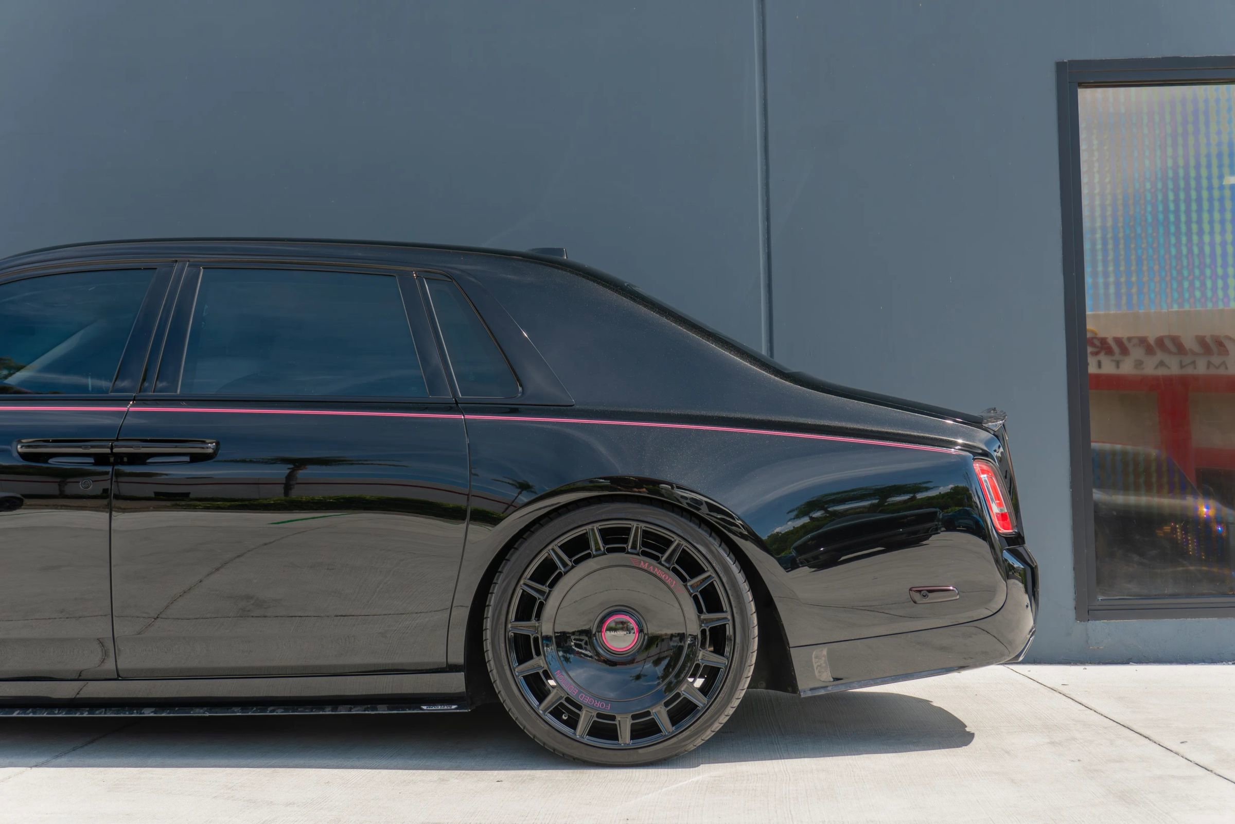 Used 2023 Rolls-Royce Phantom Sedan RWD image 21