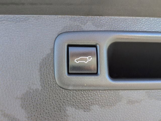 Used 2022 Toyota Highlander XSE FWD image 14