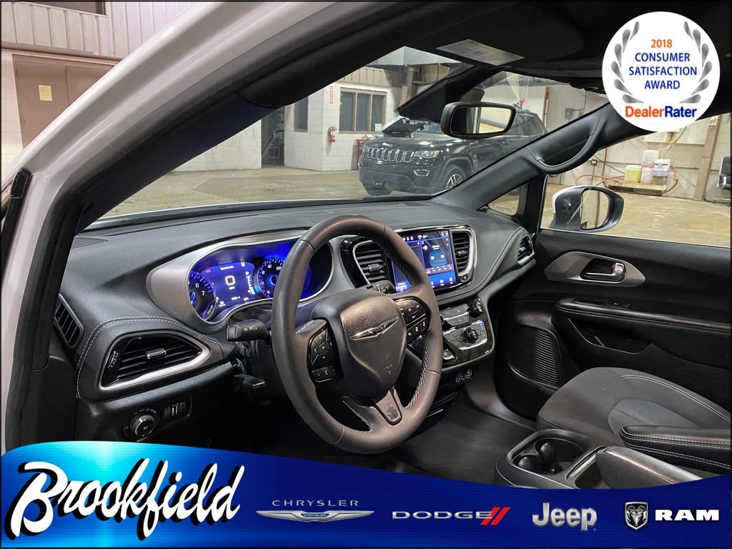 Used 2023 Chrysler Pacifica Touring image 31