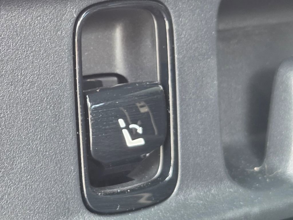 Used 2025 Mercedes-Benz GLC 300 4MATIC image 31