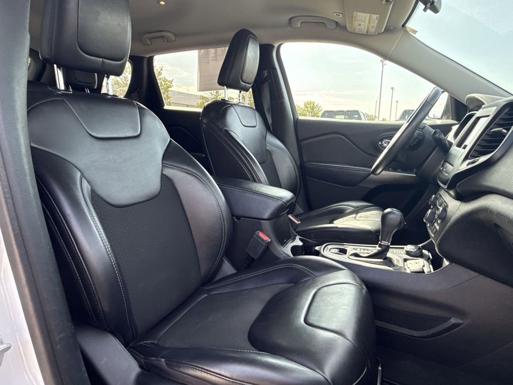 Used 2019 Jeep Cherokee Latitude Plus w/ Cold Weather Group AWD/4WD image 25
