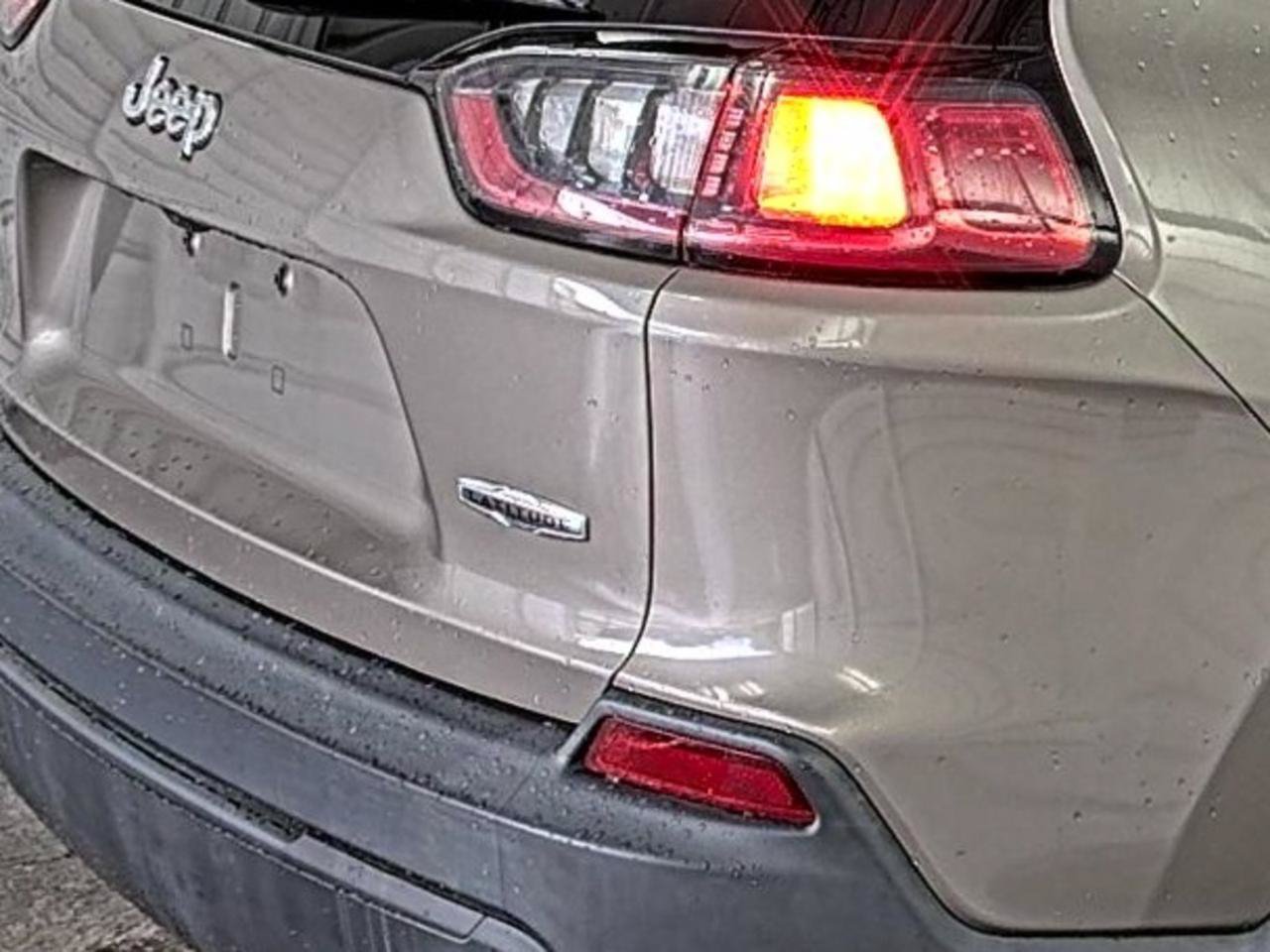 Used 2019 Jeep Cherokee Latitude w/ Popular Appearance Group FWD image 8