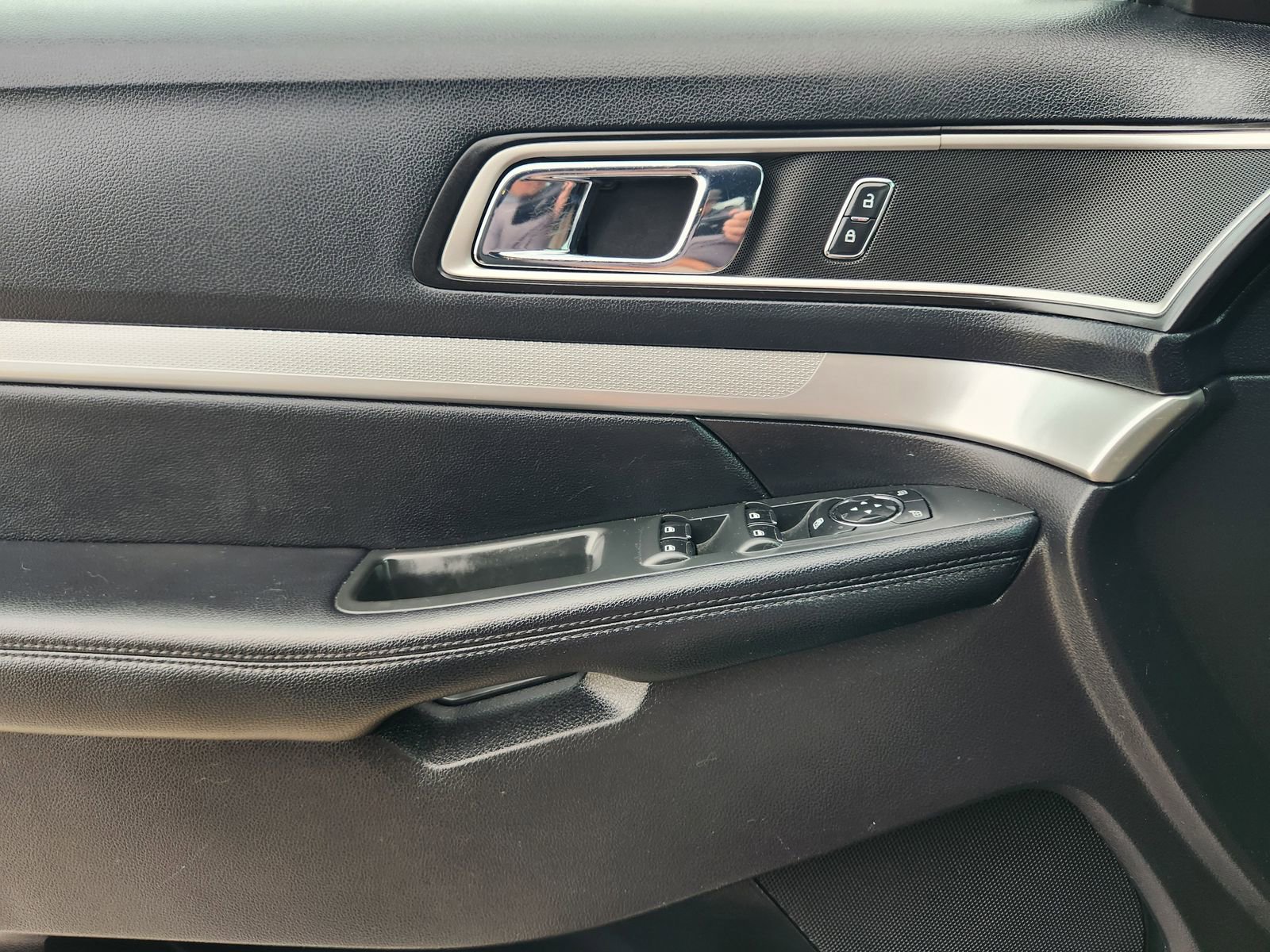 Used 2016 Ford Explorer XLT w/ Equipment Group 202A image 24