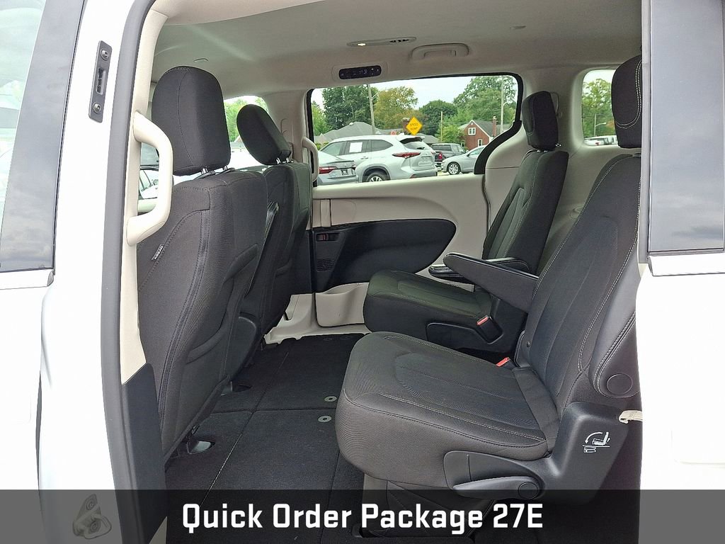Used 2022 Chrysler Voyager LX image 11