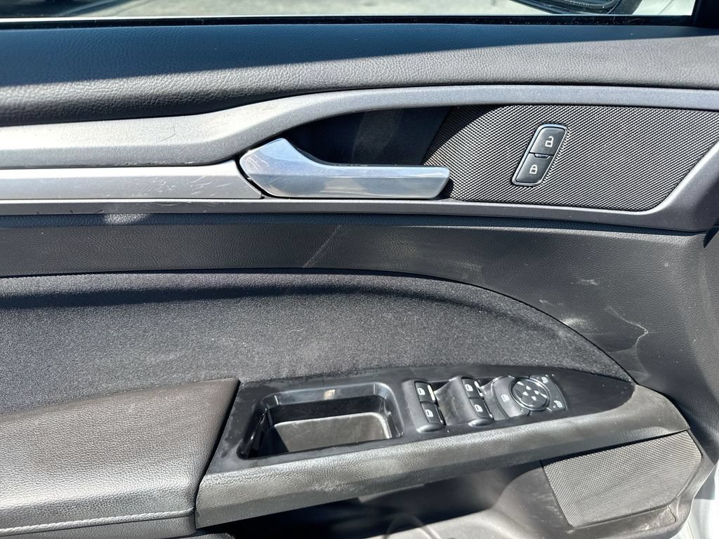Used 2014 Ford Fusion SE FWD image 19