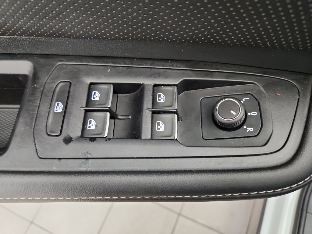 Certified 2025 Volkswagen Atlas Cross Sport SE FWD image 9