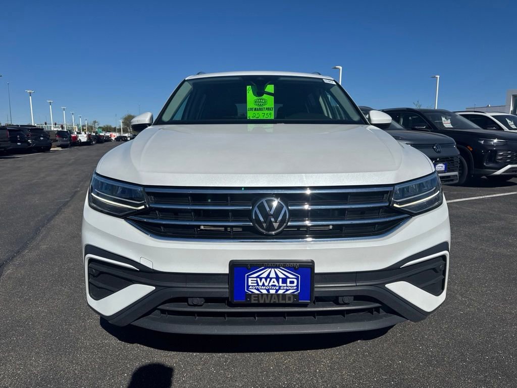 Used 2023 Volkswagen Tiguan SE w/ Panoramic Sunroof Package FWD image 2