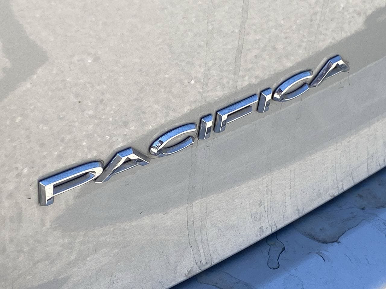 Used 2023 Chrysler Pacifica Touring-L FWD image 5
