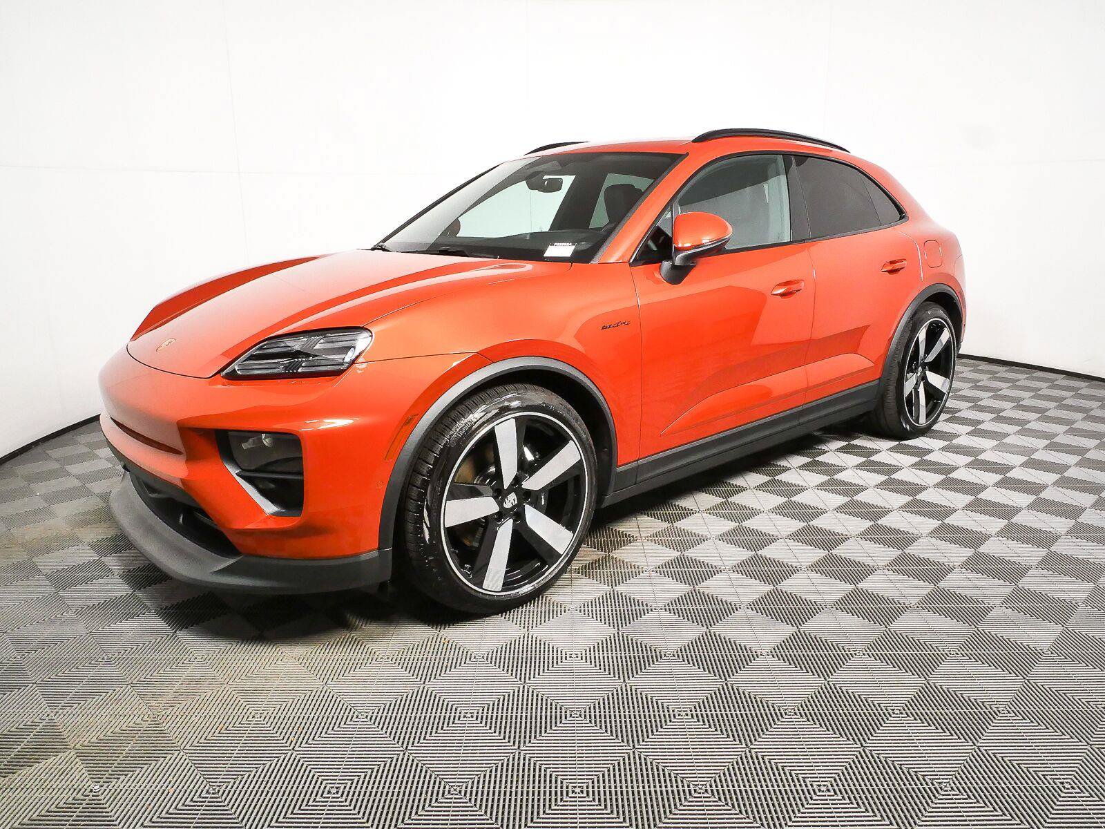 Certified 2025 Porsche Macan 4S Electric AWD/4WD image 1