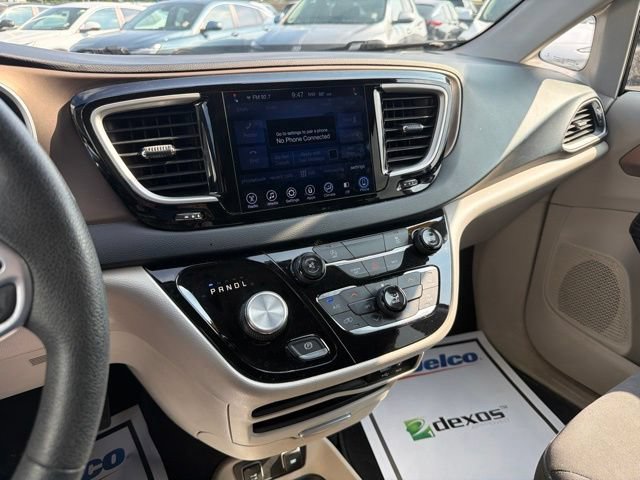 Used 2017 Chrysler Pacifica Touring FWD image 26