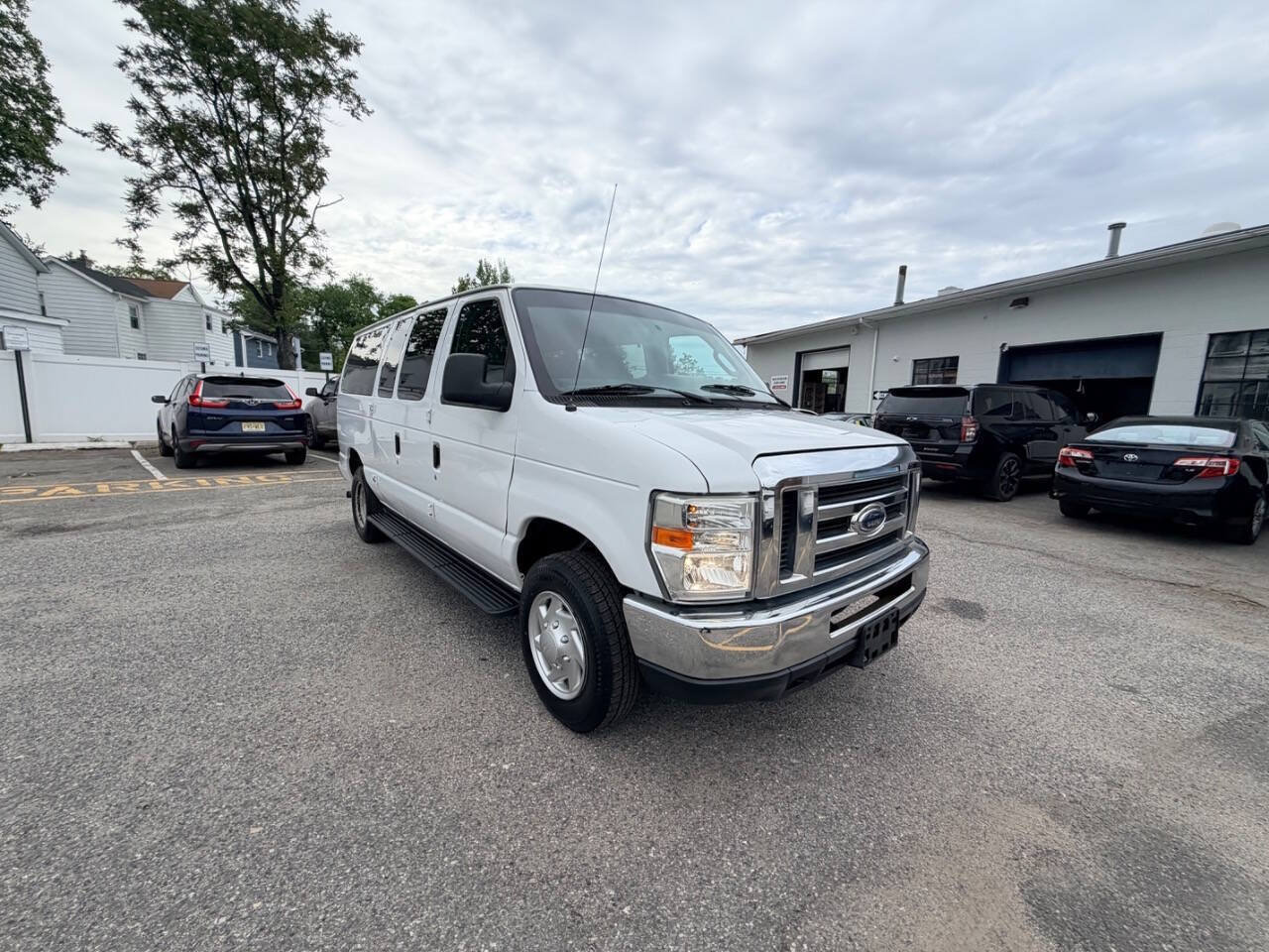 Used 2012 Ford E-350 and Econoline 350 XLT RWD image 5