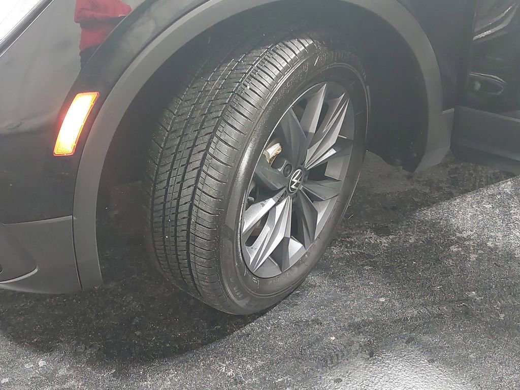 Used 2023 Volkswagen Tiguan SE image 32