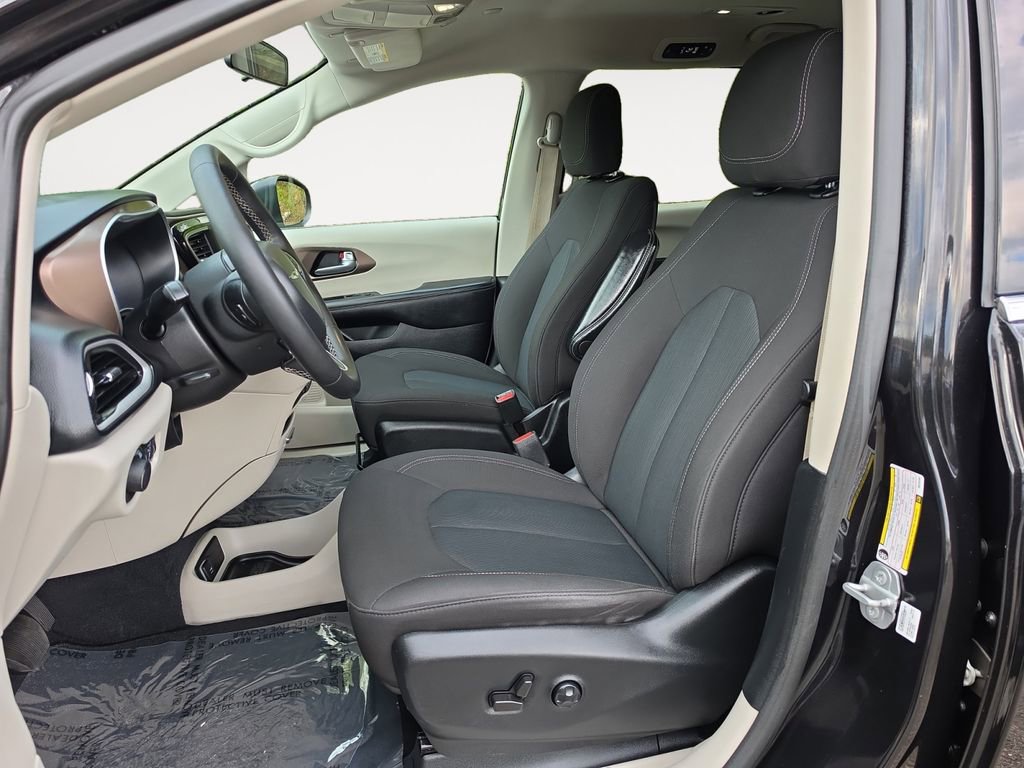 Used 2022 Chrysler Voyager LX FWD image 9