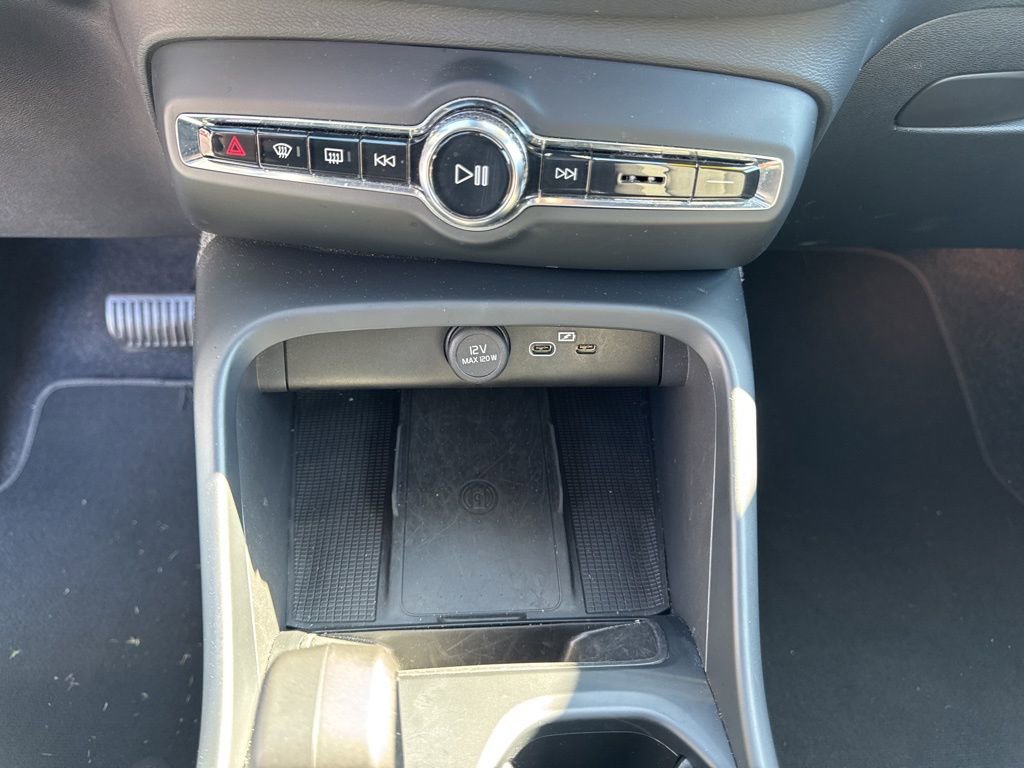 Used 2024 Volvo XC40 B5 Core image 24