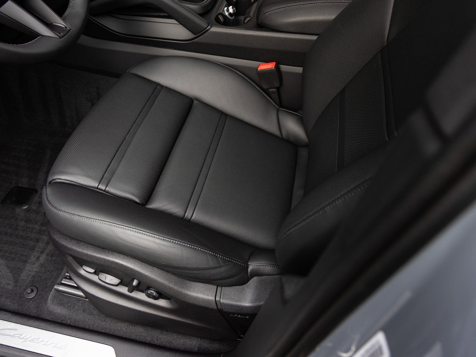 Certified 2026 Porsche Cayenne Coupe image 23