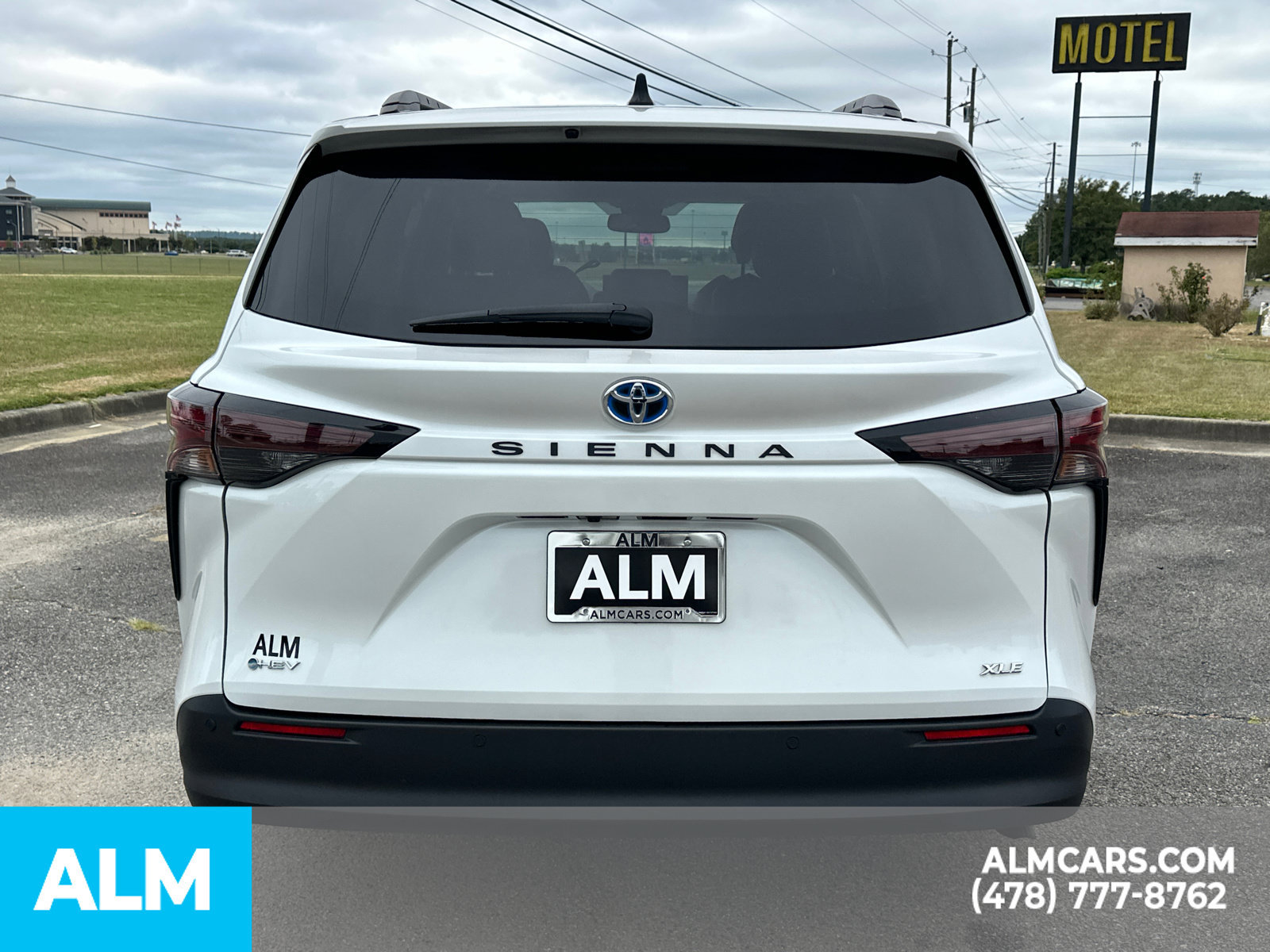 Used 2025 Toyota Sienna XLE FWD image 6