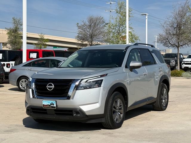 Used 2025 Nissan Pathfinder SV image 6