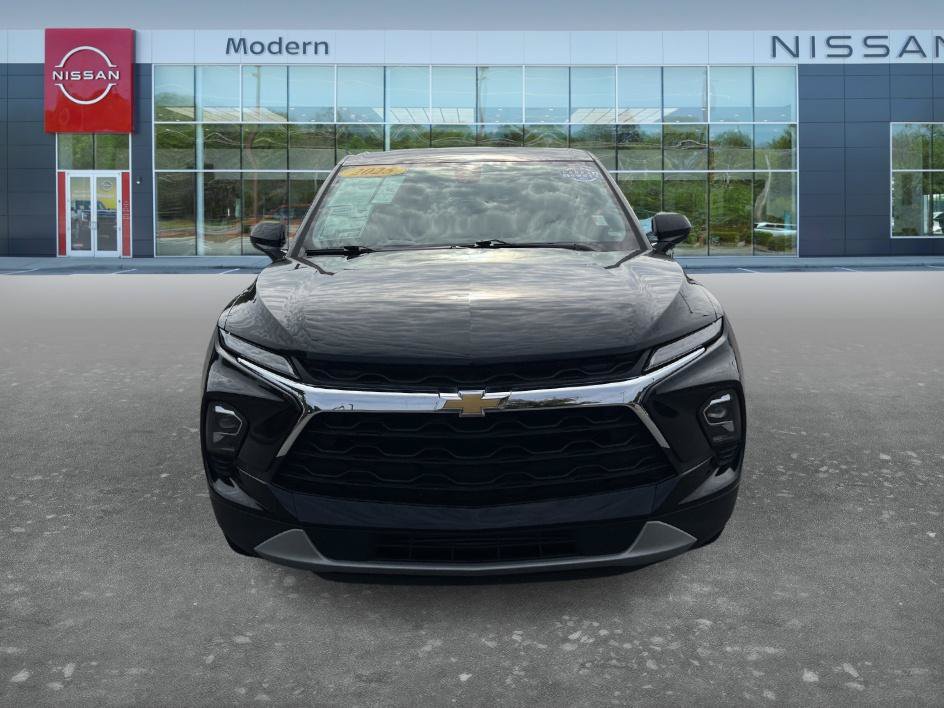 Used 2025 Chevrolet Blazer LT FWD image 2