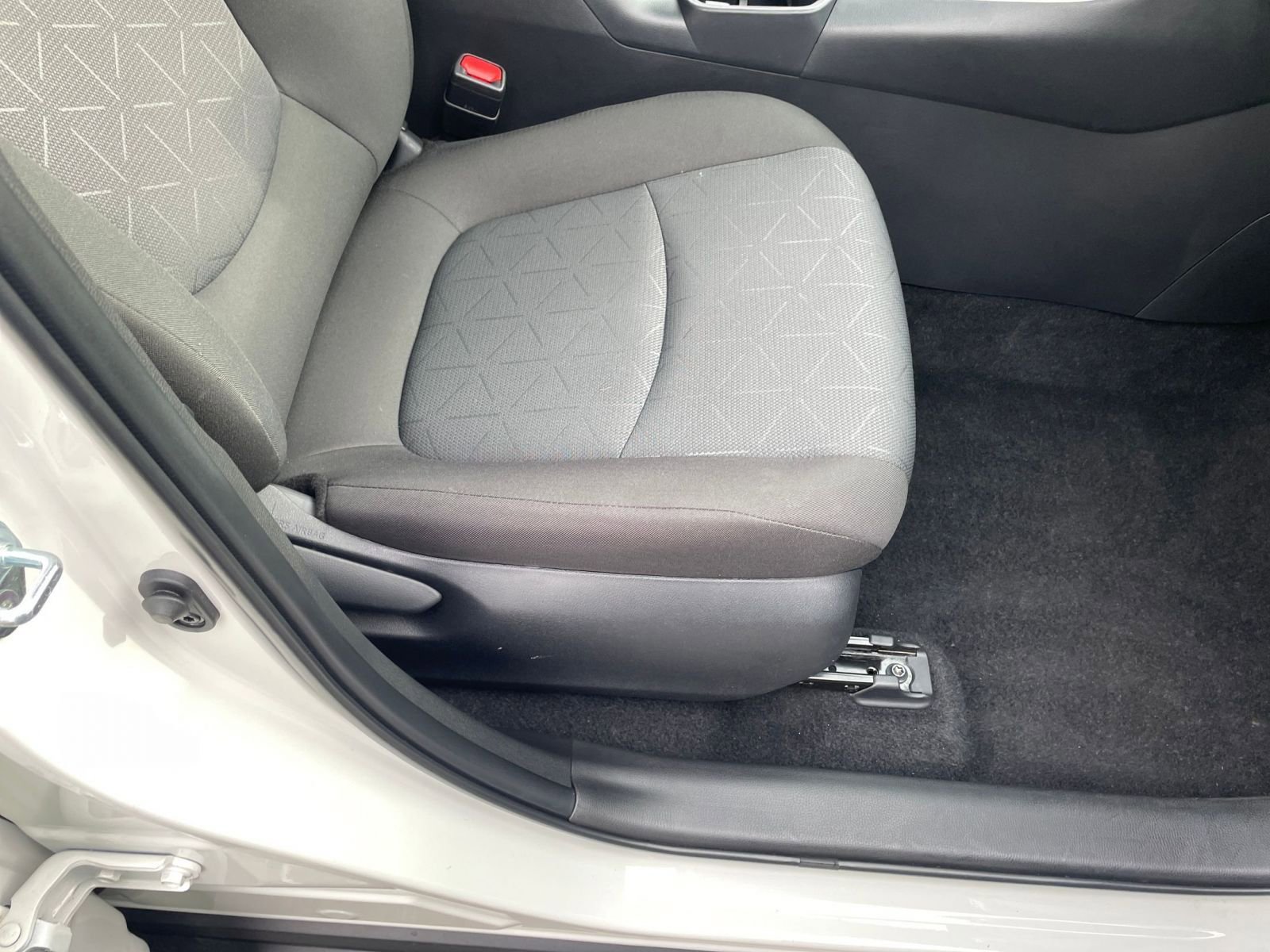 Used 2025 Toyota RAV4 XLE image 28