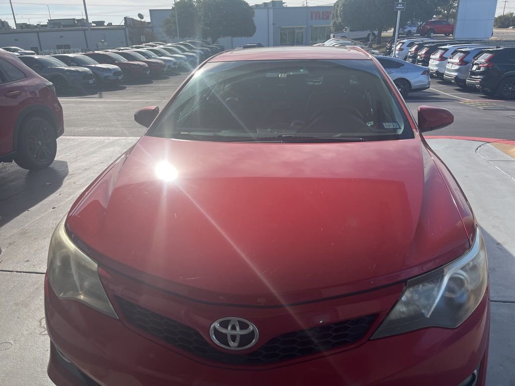 Used 2014 Toyota Camry SE image 2