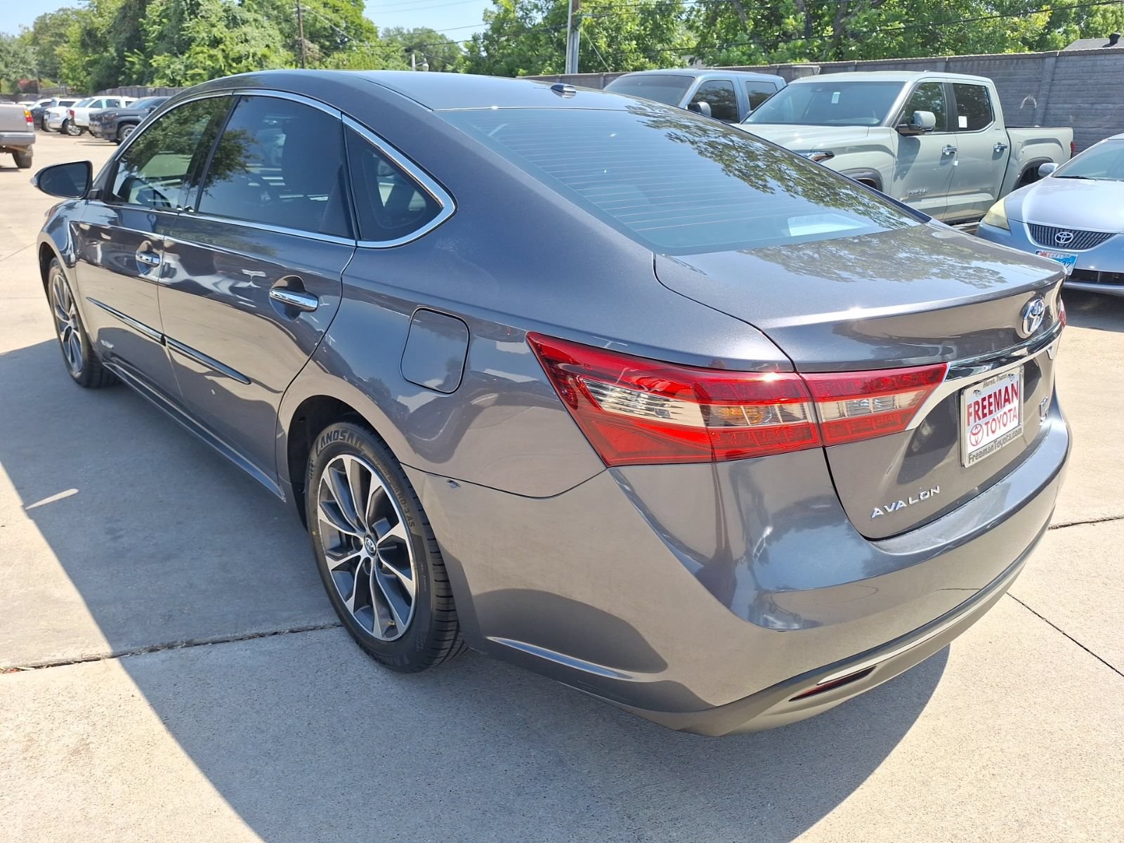 Used 2016 Toyota Avalon XLE Premium FWD image 4