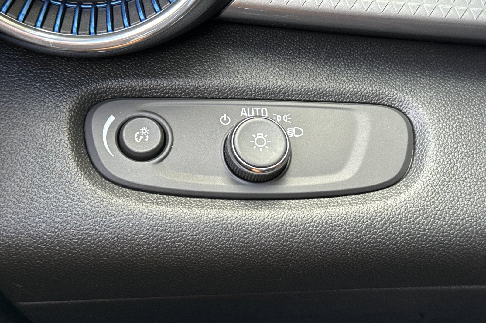 Used 2026 Chevrolet Trax LT w/ Midnight Edition FWD image 39